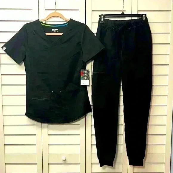 Scrubstar Ultimate Crisscross V-Neck Top & Yoga Cargo Joggers Size XS Black NWT - Picture 3 of 16
